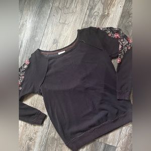 Knox Rose sweatshirt top- floral sleeve- GUC- size small